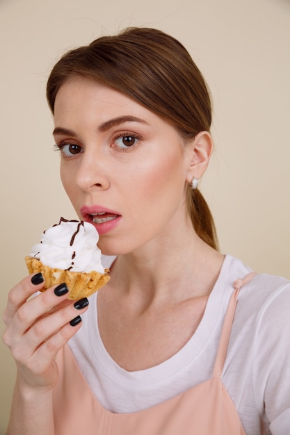 Imagen vertical de mujer comiendo pastel