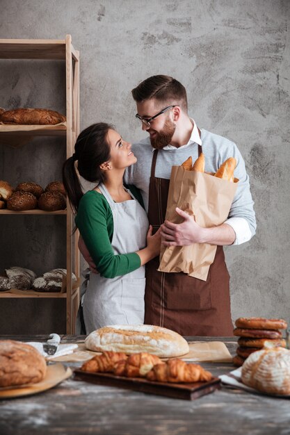 Imagen vertical de panaderos felices en panadería