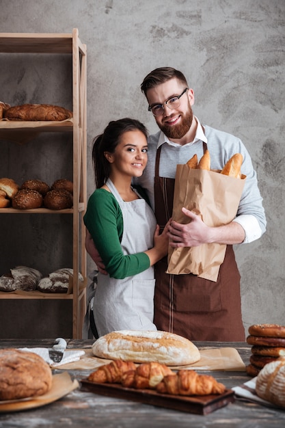 Imagen vertical de panaderos en panadería