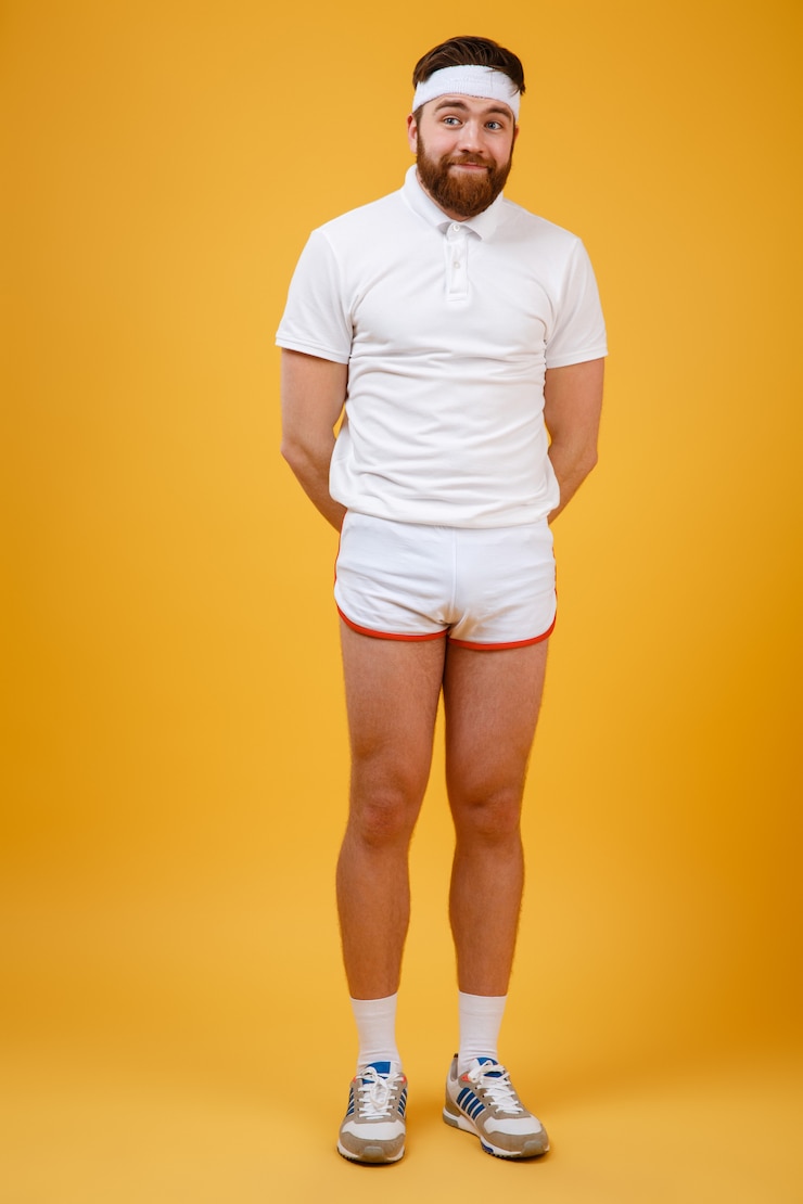 Foto gratuito imagen vertical de sonriente deportista tímido
