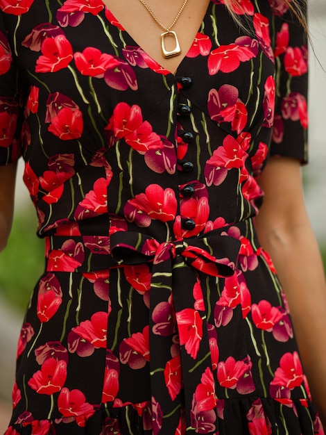 Imagen de un vestido negro con flores rojas