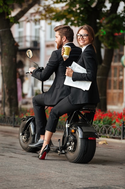 Foto gratuita imagen de vista posterior vertical de paseos en pareja elegante feliz