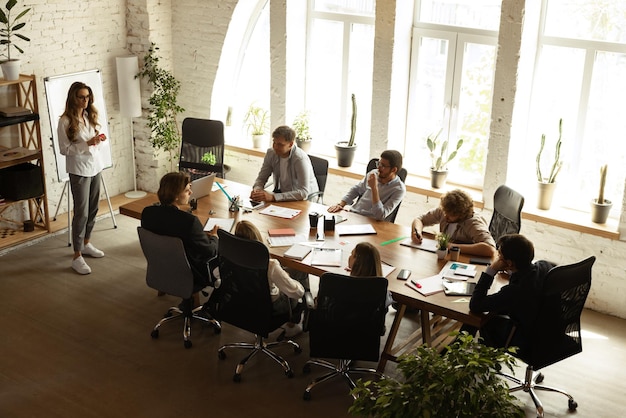 Imagen de la vista superior de empleados motivados trabajando juntos en la oficina Representando el proyecto Concepto de negocio