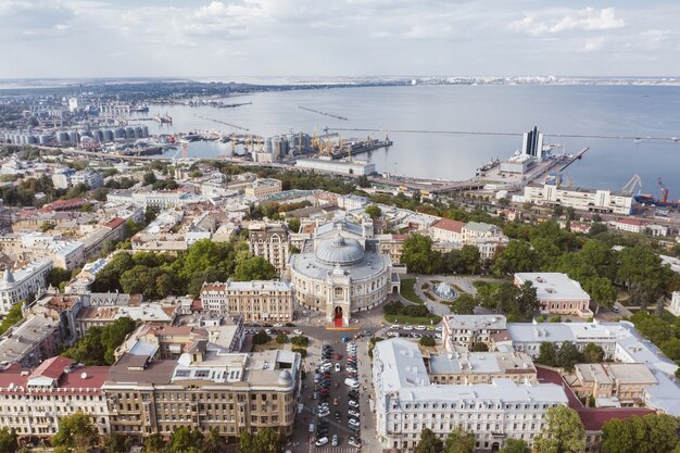 Imágenes aéreas de la ciudad vieja y el puerto.