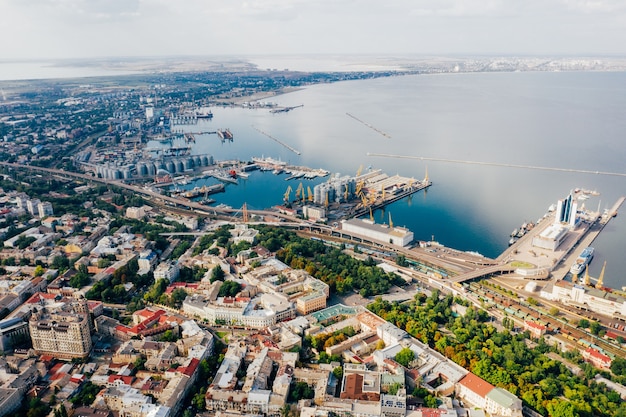 Imágenes aéreas de la ciudad vieja y el puerto.