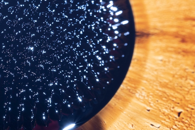 Imán ferrofluido sobre fondo de madera