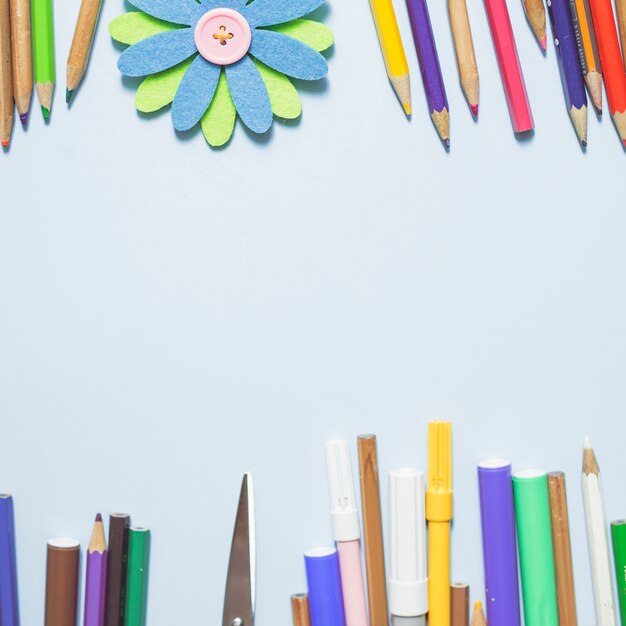 Implementos de escritura multicolores con flor de origami