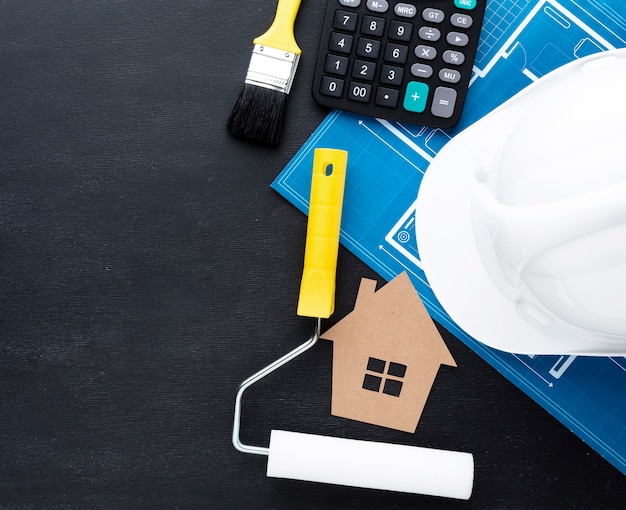 Impresión azul de una casa con sombrero de constructor