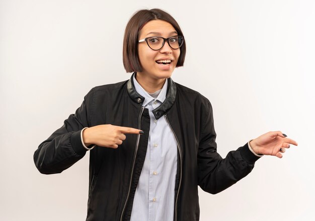 Impresionada joven centro de llamadas chica con gafas apuntando al lado aislado en blanco