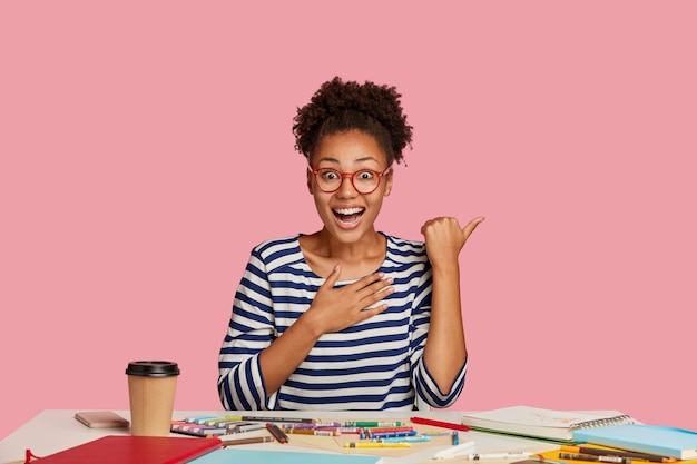 Foto gratuita impresionada mujer negra con pelo rizado