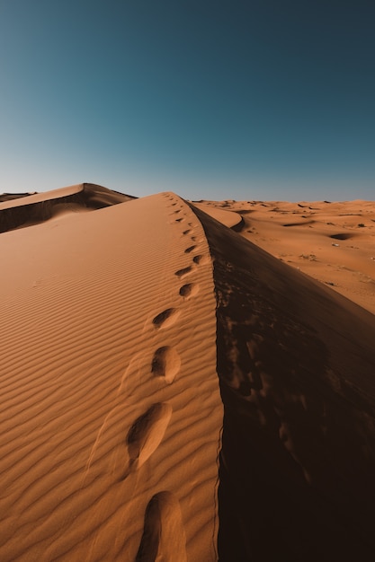 Foto gratuita impresionante desierto bajo el cielo azul capturado en marruecos