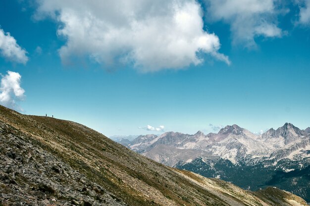 Impresionante escena de una cordillera en la Riviera francesa