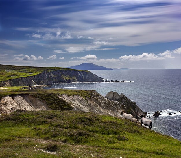 Impresionante escena de la isla Achill junto al mar en un día nublado