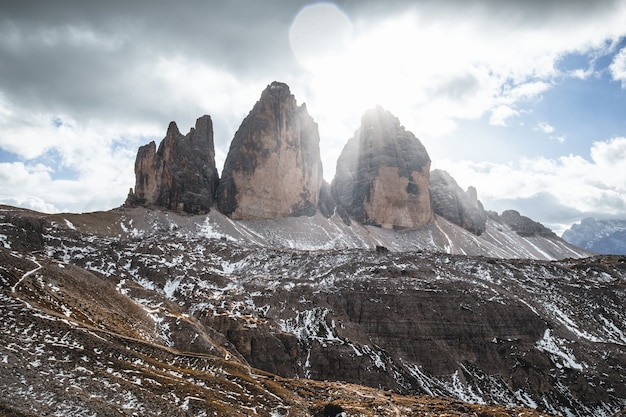 Foto gratuita impresionante foto de colinas bajo el cielo nublado durante el día