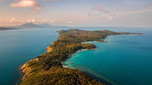 Impresionante foto de una costa tropical en un tranquilo día soleado