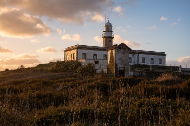 Impresionante foto del faro de Larino en Galicia España durante la puesta de sol