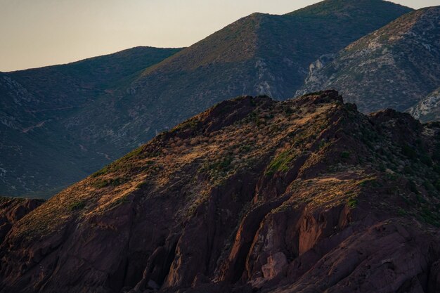 Impresionante foto de hermosas montañas rocosas