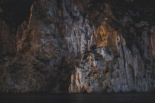 Impresionante foto de hermosas montañas rocosas