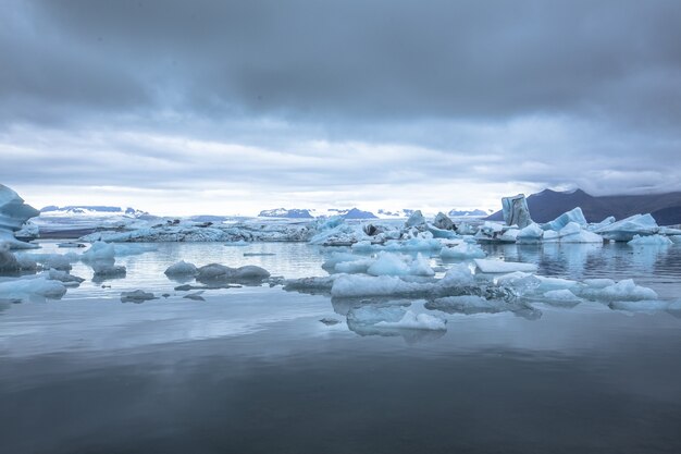 Impresionante foto de un hermoso paisaje frío en Jokulsarlon, Islandia