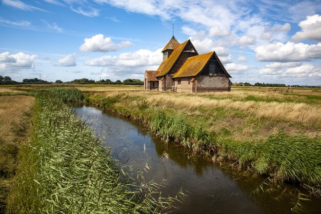Impresionante foto de la iglesia de Thomas a Becket en Fairfield en Romney Marsh Kent en el Reino Unido