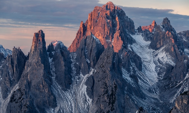 Impresionante foto de la montaña Misurina en los Alpes italianos bajo el cielo nublado