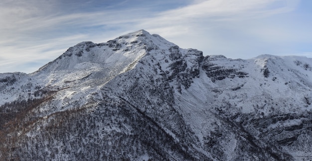 Impresionante foto de las montañas de ancares cubiertas de nieve brillando bajo el cielo azul