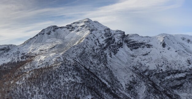 Impresionante foto de las montañas de Ancares cubiertas de nieve brillando bajo el cielo azul