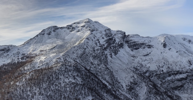 Impresionante foto de las montañas de Ancares cubiertas de nieve brillando bajo el cielo azul