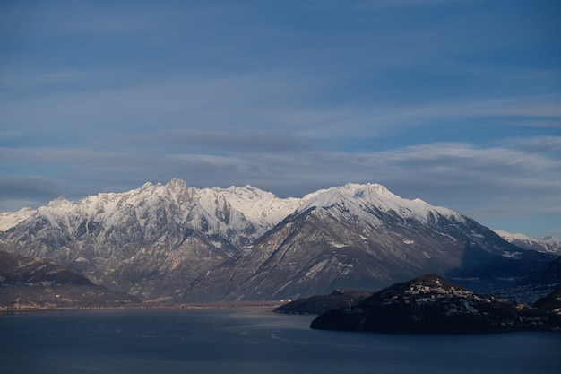 Impresionante foto de montañas cubiertas de nieve bajo el cielo azul