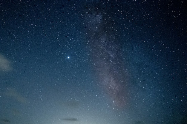 Impresionante foto de la noche estrellada en la playa de Bolonia, Algeciras, Cádiz, España.