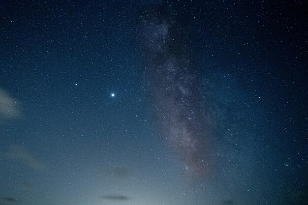 Impresionante foto de la noche estrellada en la playa de Bolonia, Algeciras, Cádiz, España.