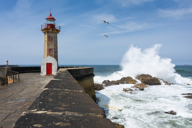 Impresionante foto del paisaje del faro de Felgueiras ubicado en Oporto, Portugal