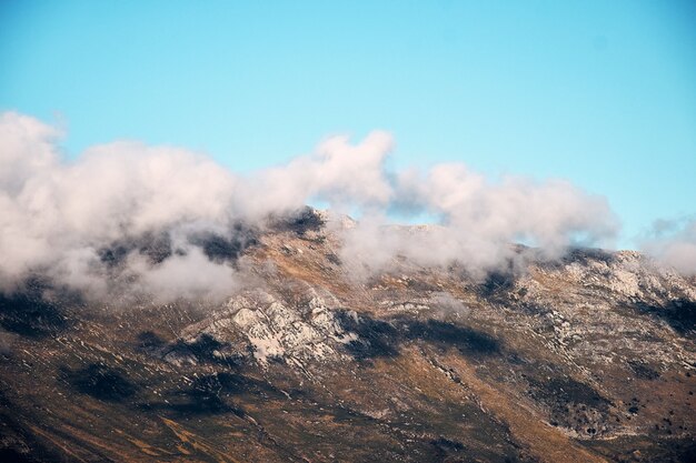 Impresionante foto de paisaje montañoso bajo un cielo nublado en la Riviera francesa