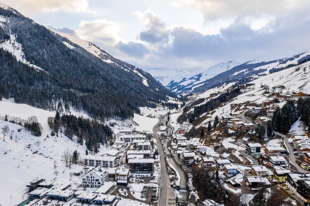 Impresionante foto de un paisaje montañoso cubierto de nieve en Austria