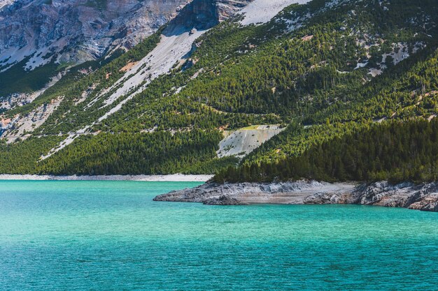 Impresionante foto de paisaje montañoso junto al lago