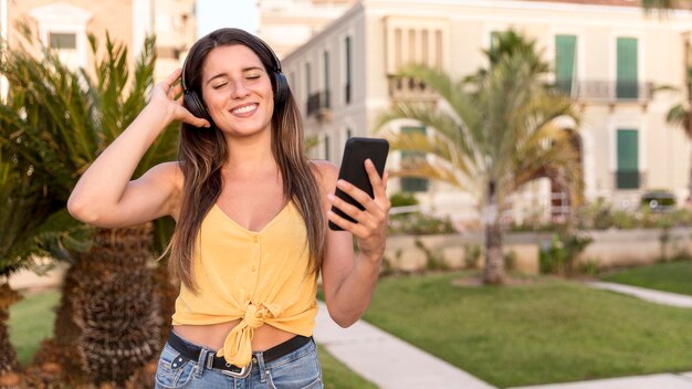 Impresionante joven escuchando música al aire libre