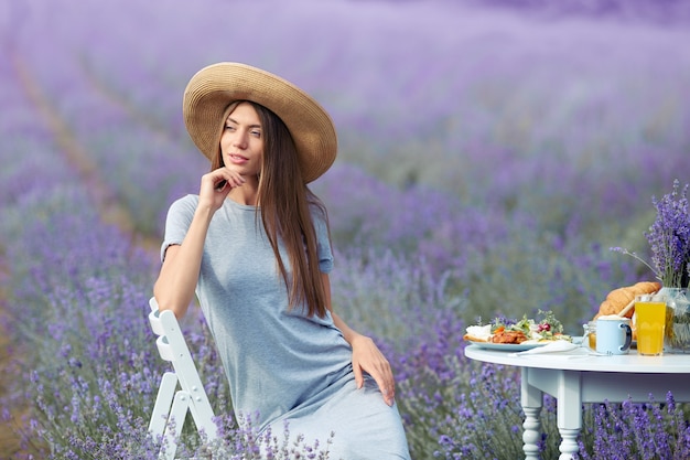 Impresionante joven sonriente posando en campo lavanda