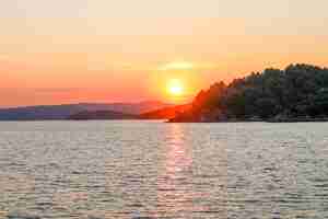 Foto gratuita impresionante paisaje al atardecer sobre el mar en la isla de skiathos en grecia