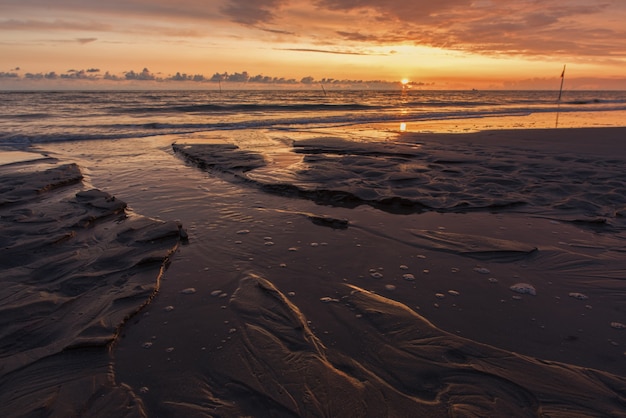 Impresionante paisaje al atardecer sobre el océano espumoso