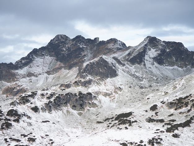 Impresionante paisaje de altas montañas rocosas de Tatra cubiertas de nieve en Polonia