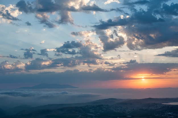 Impresionante paisaje con amanecer y nubes.