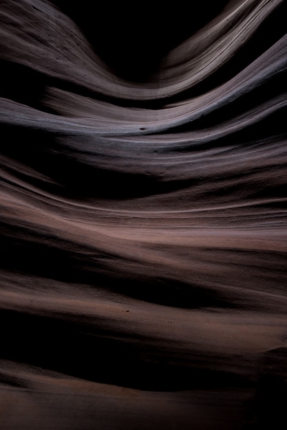 Impresionante paisaje de hermosas texturas de arena en la oscuridad en Antelope Canyon