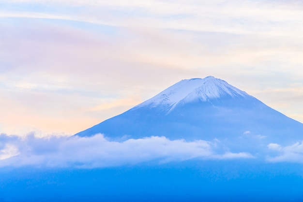 Foto gratuita impresionante paisaje de montaña con nieve