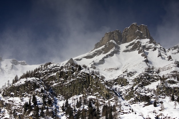 Impresionante paisaje de las montañas cubiertas de nieve bajo un pintoresco cielo nublado