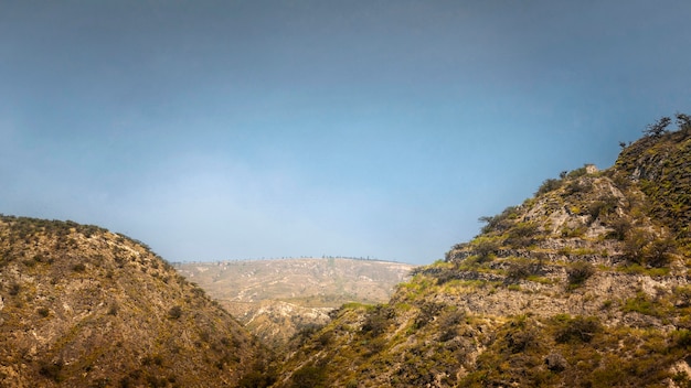 Impresionante paisaje con montañas