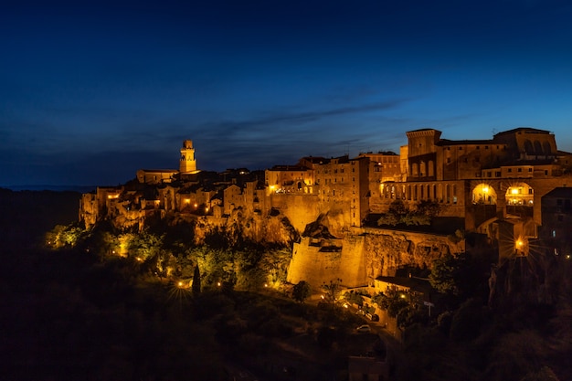 Foto gratuita impresionante paisaje nocturno en el museo del palazzo orsini en italia