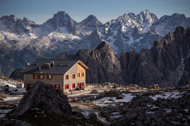 Impresionante paisaje del pedregoso Rifugio Lavaredo en el área de Cadini di Misurina