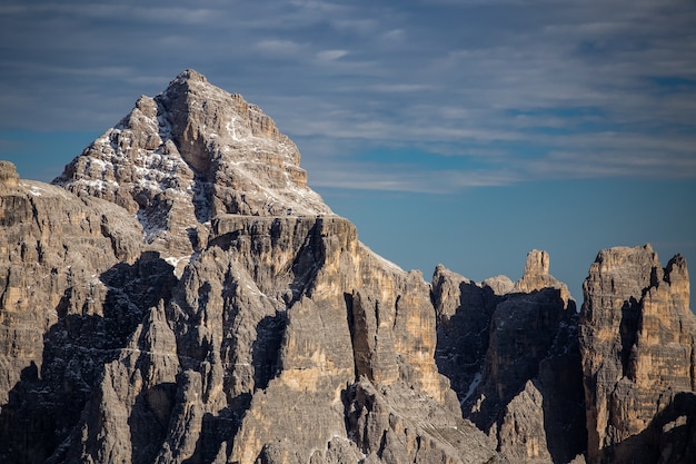 Foto gratuita impresionante paisaje de los picos pedregosos de tre cime di lavaredo, dolomitas, belluno, italia