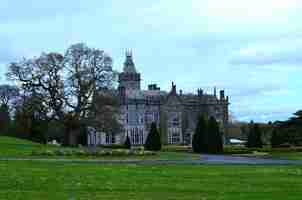 Foto gratuita impresionante paisaje que rodea adare manor en irlanda