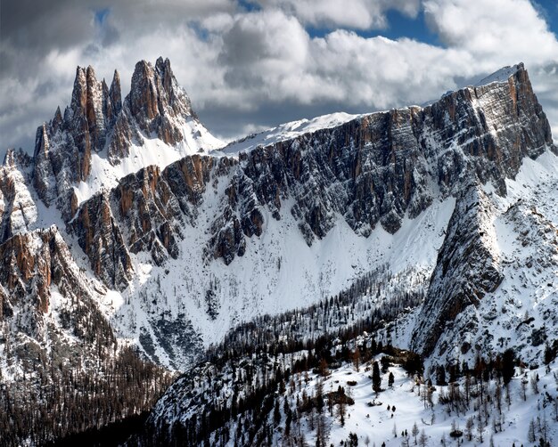 Impresionante paisaje de las rocas nevadas bajo el cielo nublado en Dolomiten, Alpes italianos en invierno